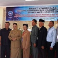 Bupati Kuningan berfoto bersama seusai rakor dewan pendidikan se-wilayah III Cirebon.